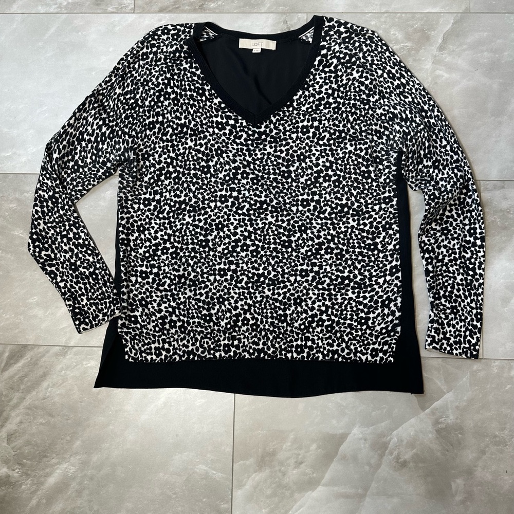 LOFT Black and White Animal Print V-Neck Sweater Ann Taylor Womens Blouse Size M